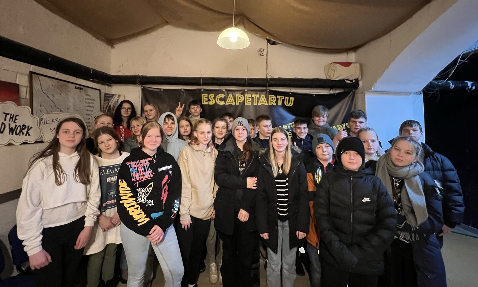 Klassireis EscapeTartus — õpilased põgenemistoa ees